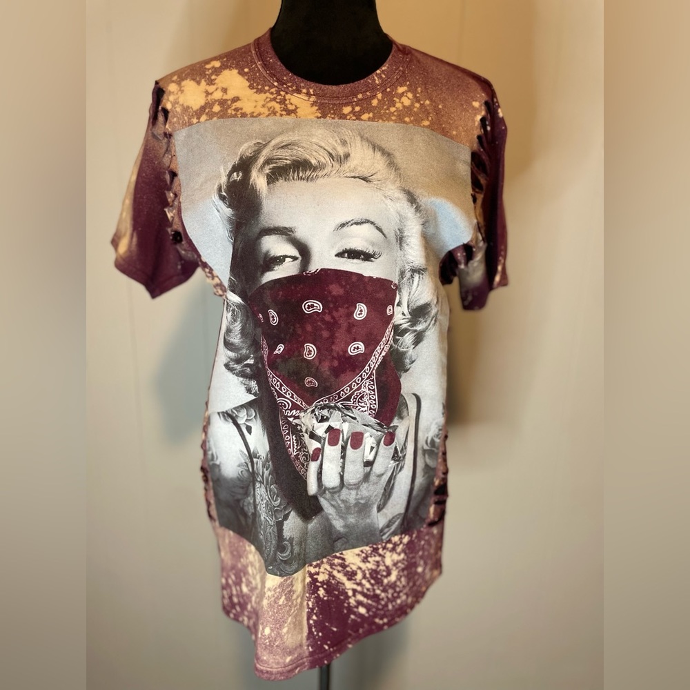 Marilyn Monroe distressed, and bleached, custom graphic tee.
ONE OF ONE!!